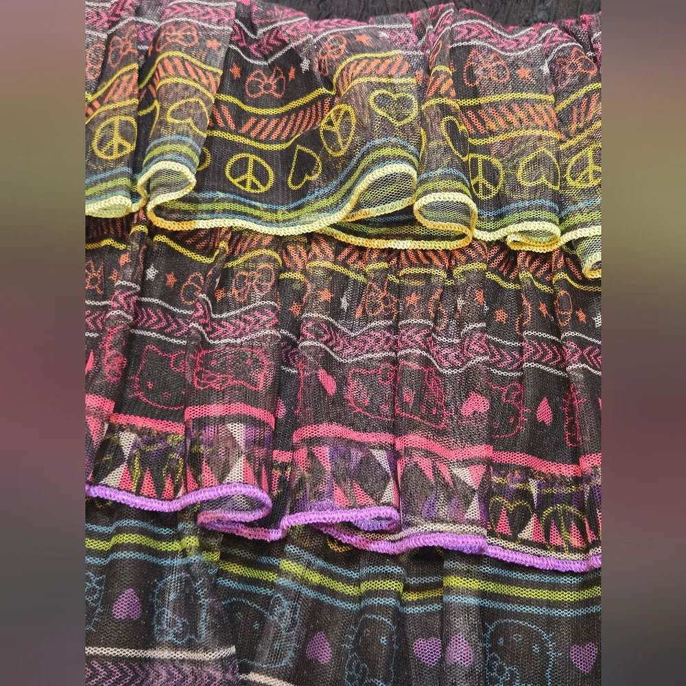 Hello Kitty Girls M Black and Pink Patterned Skirt - Picture 2 of 7